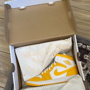 New Jordan 1 mid white university gold